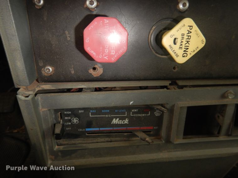 image for item HU9715 1990 Mack CHU613  semi truck