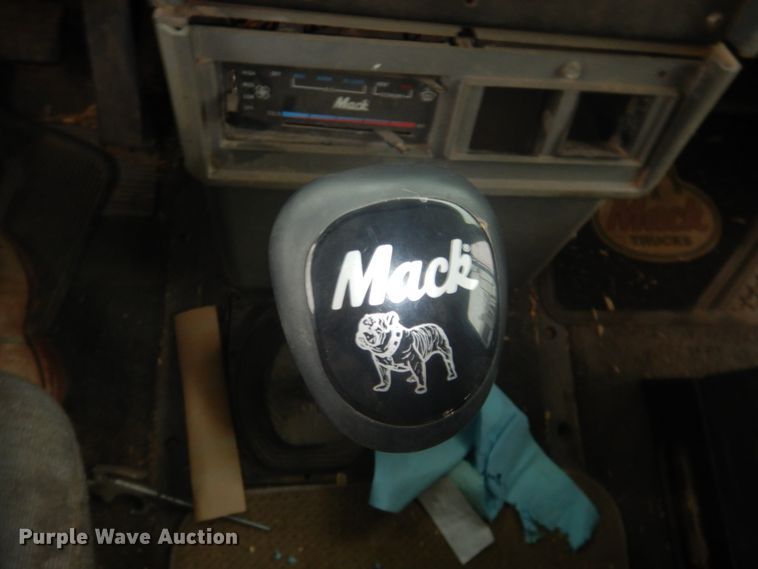 image for item HU9715 1990 Mack CHU613  semi truck