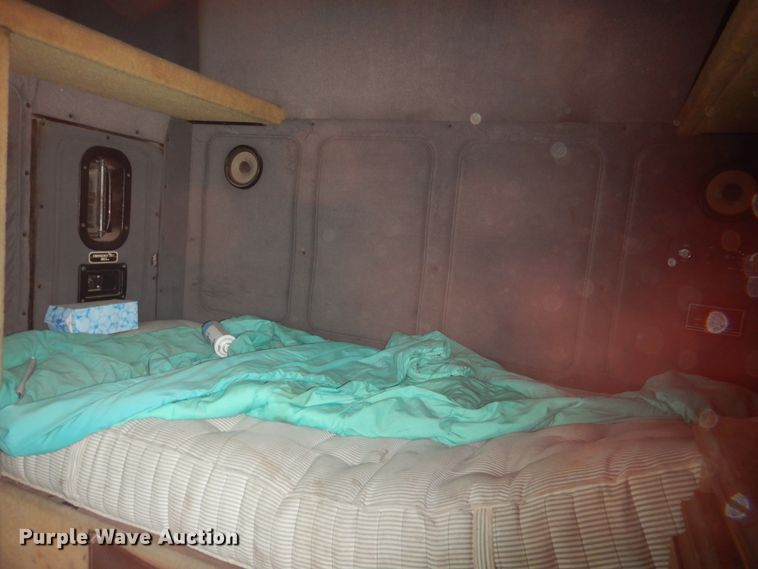 image for item HU9715 1990 Mack CHU613  semi truck