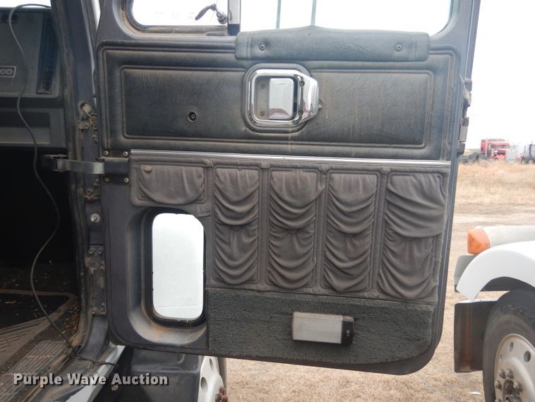 image for item HU9715 1990 Mack CHU613  semi truck