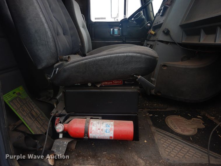 image for item HU9715 1990 Mack CHU613  semi truck