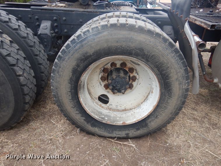 image for item HU9715 1990 Mack CHU613  semi truck