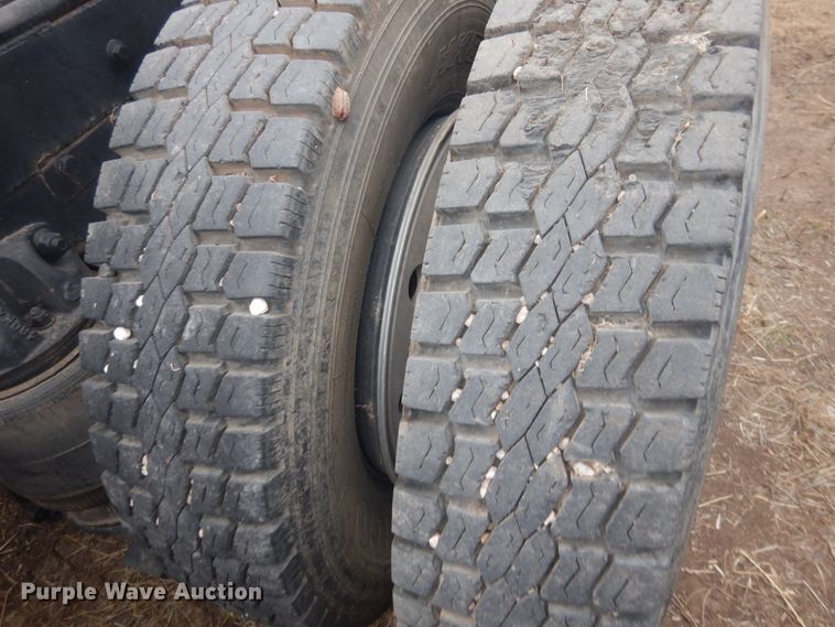 image for item HU9715 1990 Mack CHU613  semi truck