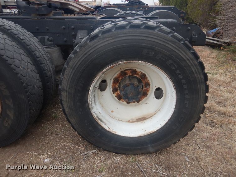 image for item HU9715 1990 Mack CHU613  semi truck