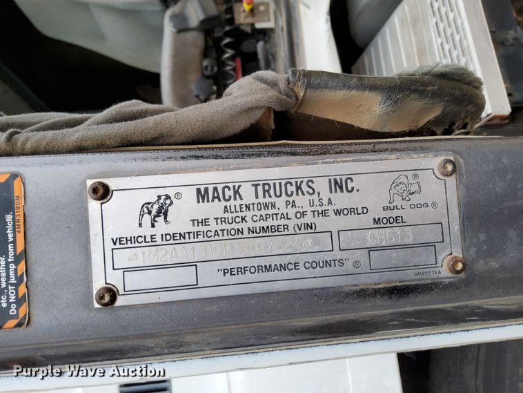 image for item HU9715 1990 Mack CHU613  semi truck