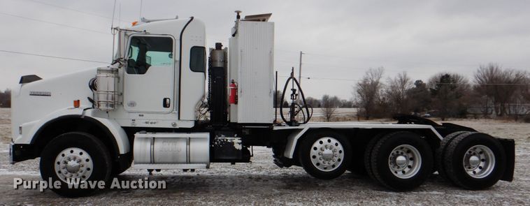 image for item HX9150 2010 Kenworth T800  semi truck