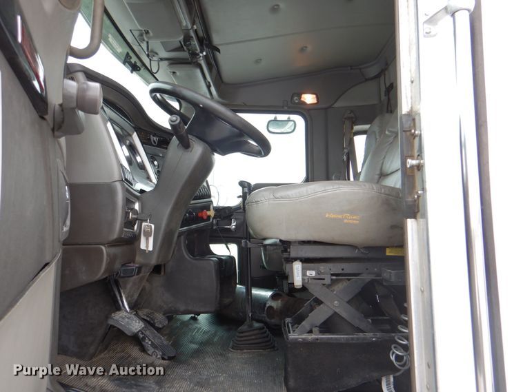 image for item HX9150 2010 Kenworth T800  semi truck