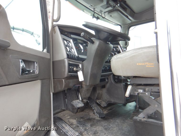 image for item HX9150 2010 Kenworth T800  semi truck