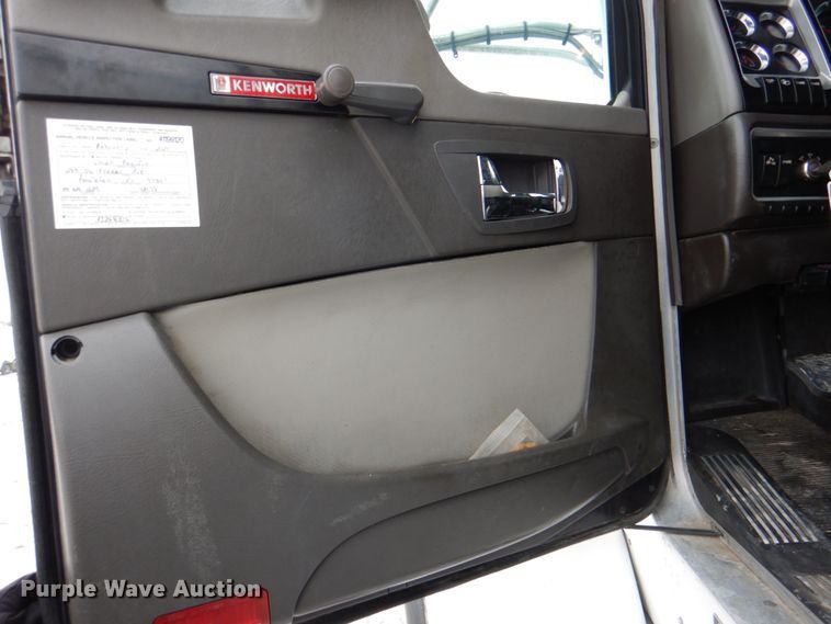 image for item HX9150 2010 Kenworth T800  semi truck