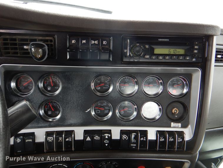 image for item HX9150 2010 Kenworth T800  semi truck