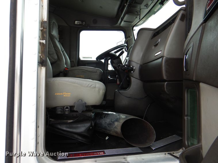 image for item HX9150 2010 Kenworth T800  semi truck