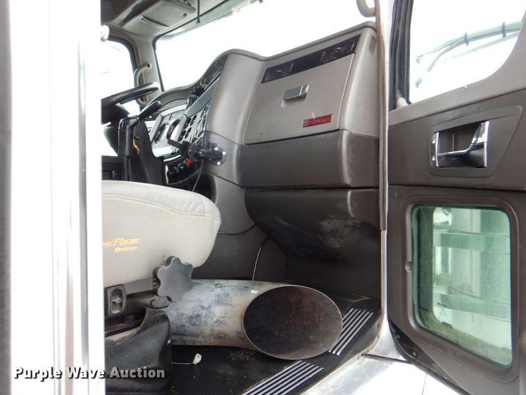 image for item HX9150 2010 Kenworth T800  semi truck