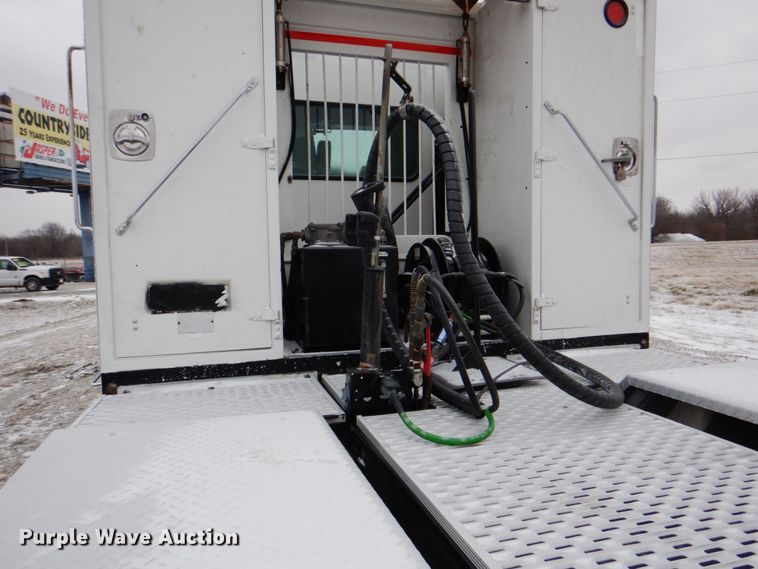 image for item HX9150 2010 Kenworth T800  semi truck