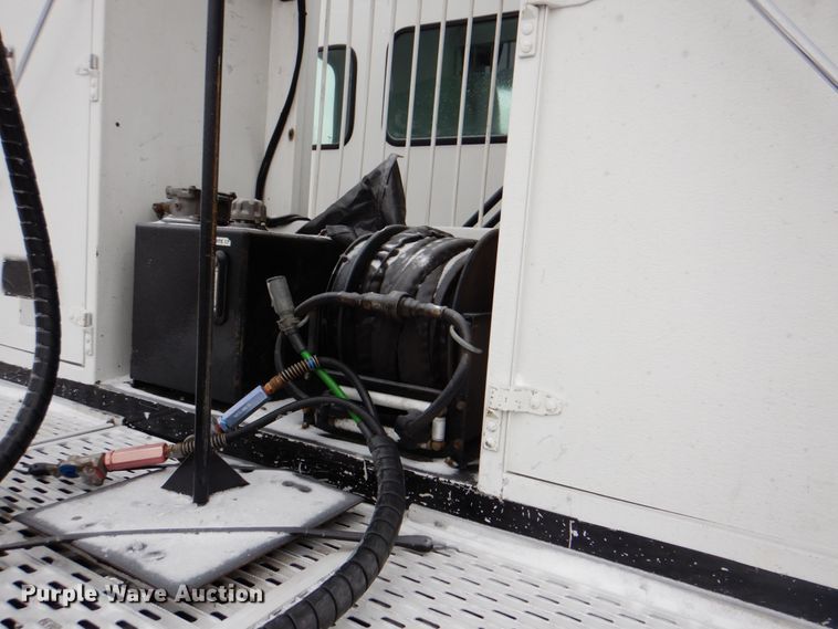 image for item HX9150 2010 Kenworth T800  semi truck