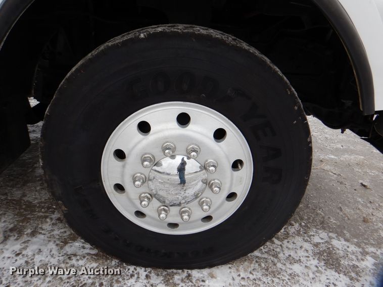 image for item HX9150 2010 Kenworth T800  semi truck