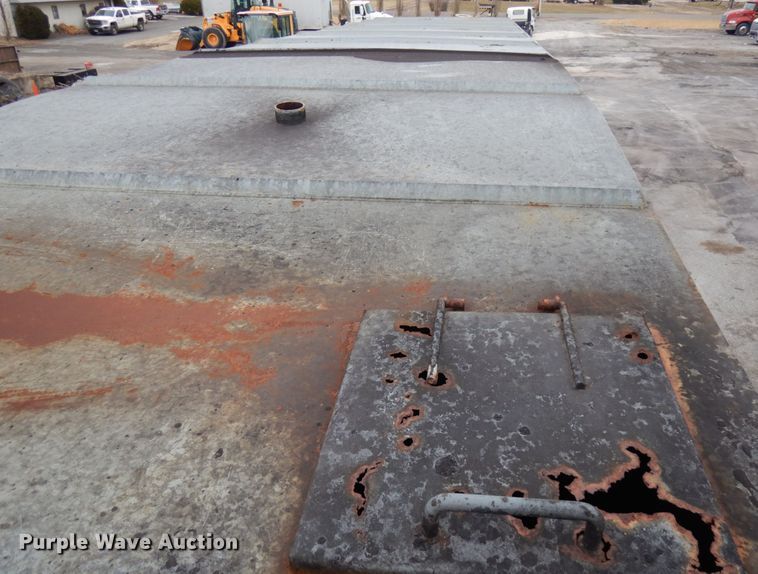 image for item HX9542 1999 Wichita  tank trailer