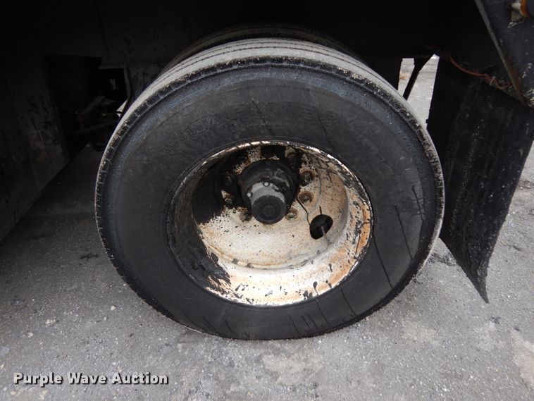 image for item HX9542 1999 Wichita  tank trailer