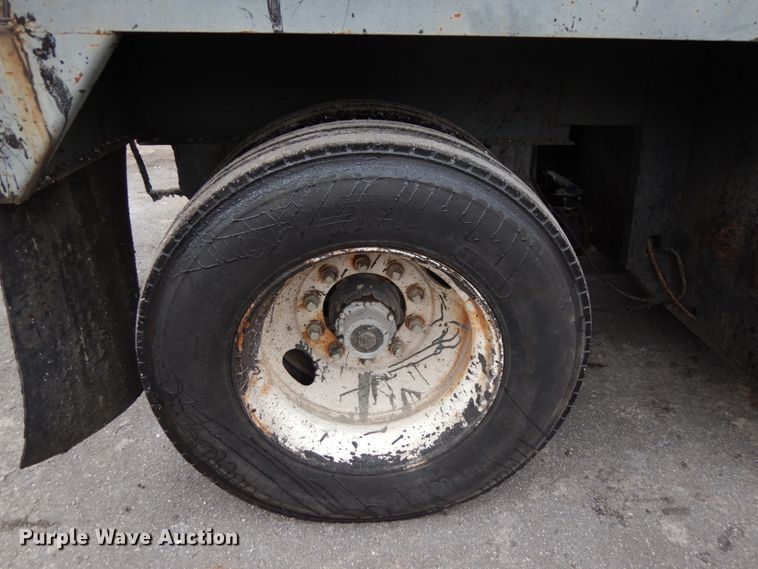 image for item HX9542 1999 Wichita  tank trailer