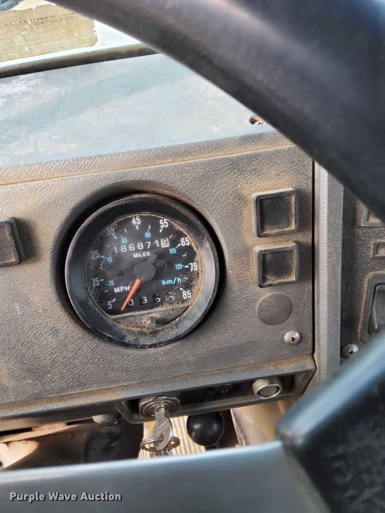 image for item HX9603 2001 Mack DM690S  crane truck