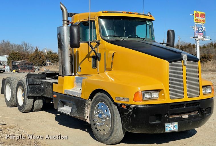 image for item HX9777 1994 Kenworth T600  semi truck