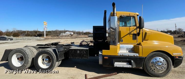 image for item HX9777 1994 Kenworth T600  semi truck