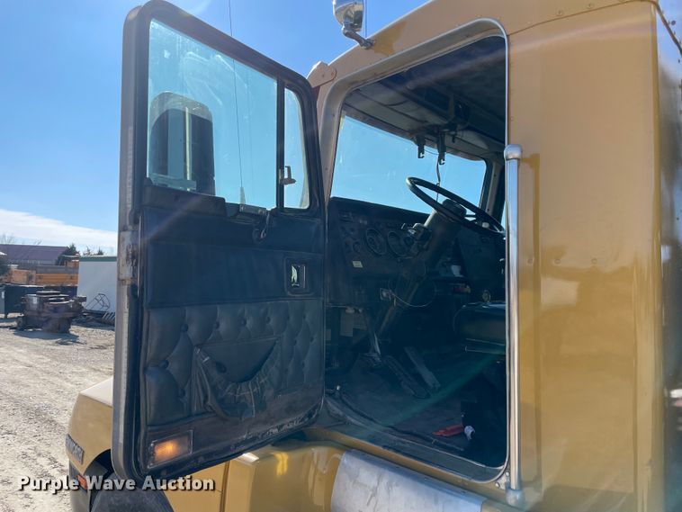 image for item HX9777 1994 Kenworth T600  semi truck