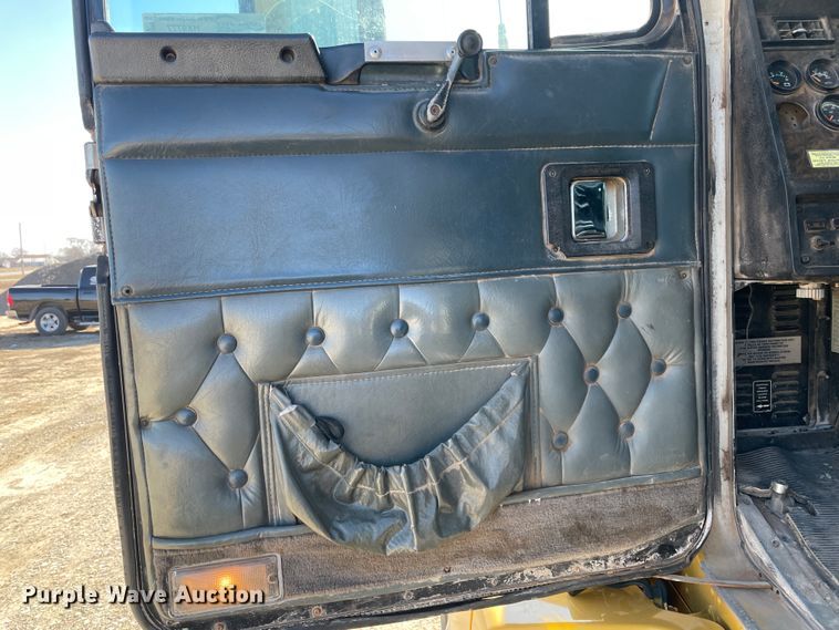 image for item HX9777 1994 Kenworth T600  semi truck