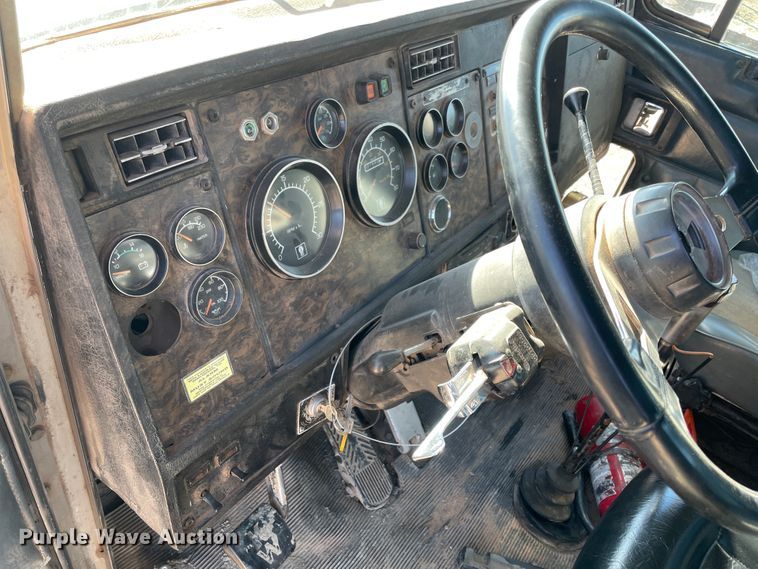 image for item HX9777 1994 Kenworth T600  semi truck