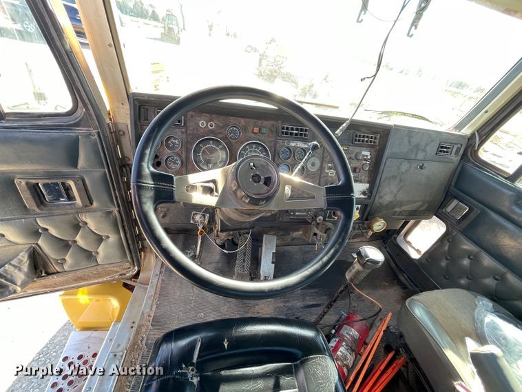 image for item HX9777 1994 Kenworth T600  semi truck