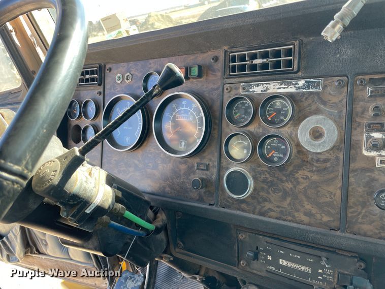 image for item HX9777 1994 Kenworth T600  semi truck