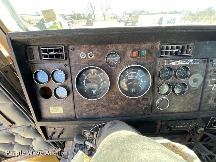 image for item HX9777 1994 Kenworth T600  semi truck