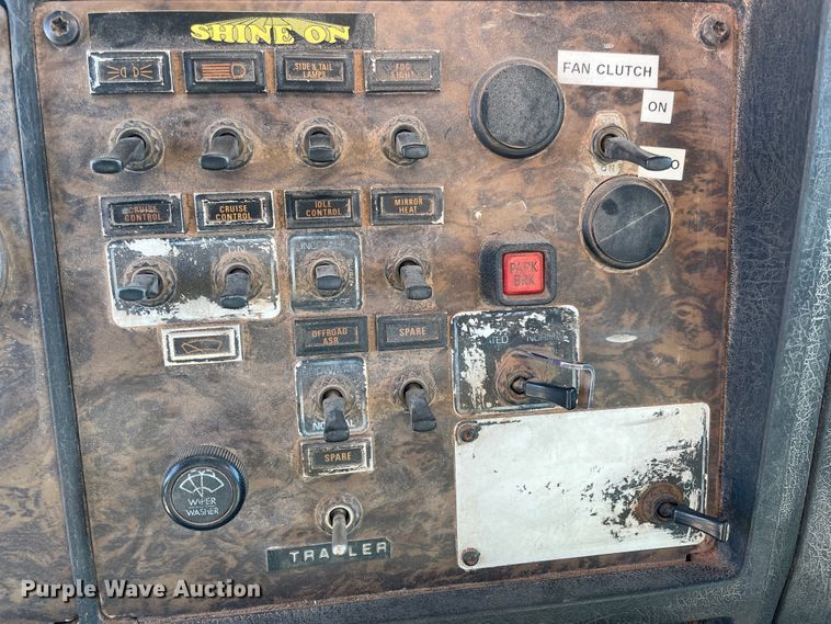 image for item HX9777 1994 Kenworth T600  semi truck