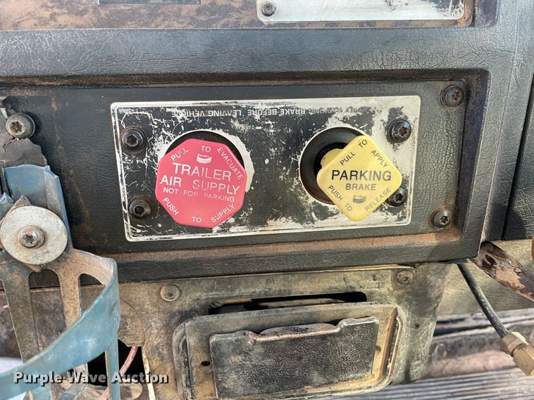 image for item HX9777 1994 Kenworth T600  semi truck