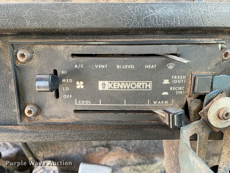 image for item HX9777 1994 Kenworth T600  semi truck