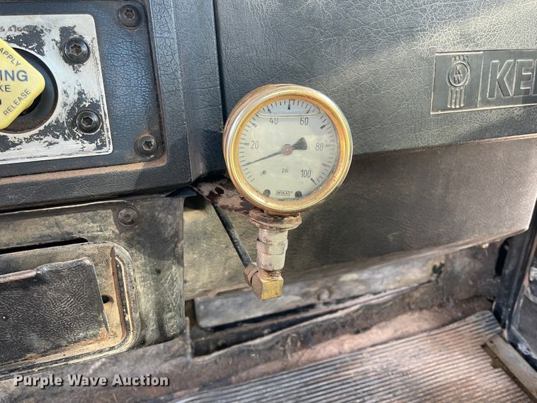 image for item HX9777 1994 Kenworth T600  semi truck