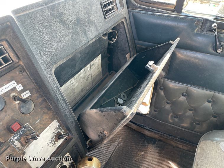 image for item HX9777 1994 Kenworth T600  semi truck