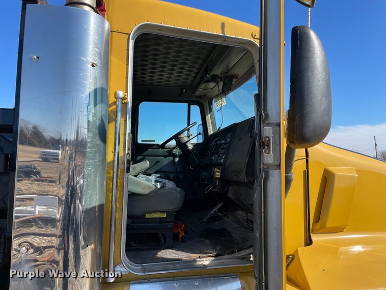 image for item HX9777 1994 Kenworth T600  semi truck