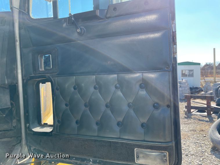 image for item HX9777 1994 Kenworth T600  semi truck