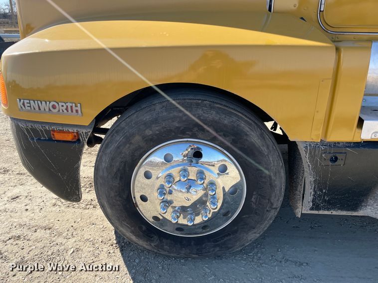 image for item HX9777 1994 Kenworth T600  semi truck