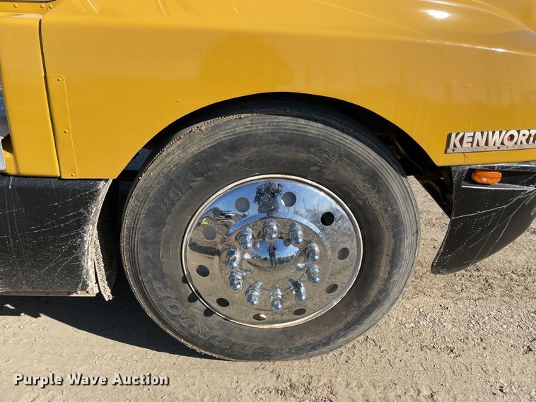 image for item HX9777 1994 Kenworth T600  semi truck