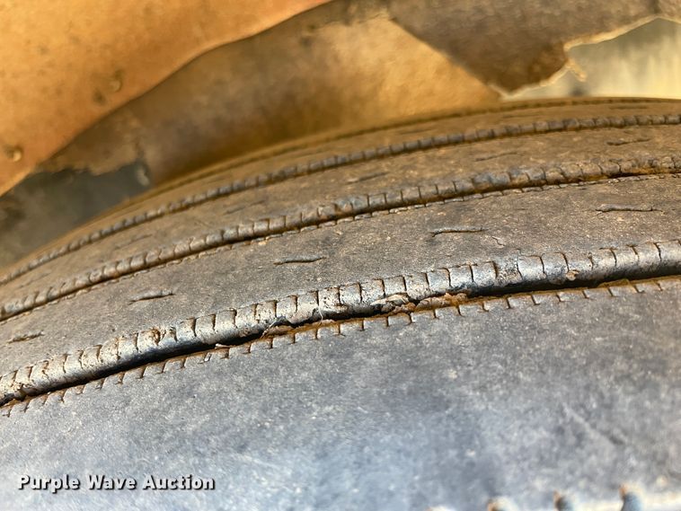 image for item HX9777 1994 Kenworth T600  semi truck