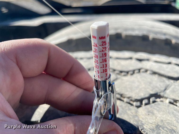 image for item HX9777 1994 Kenworth T600  semi truck