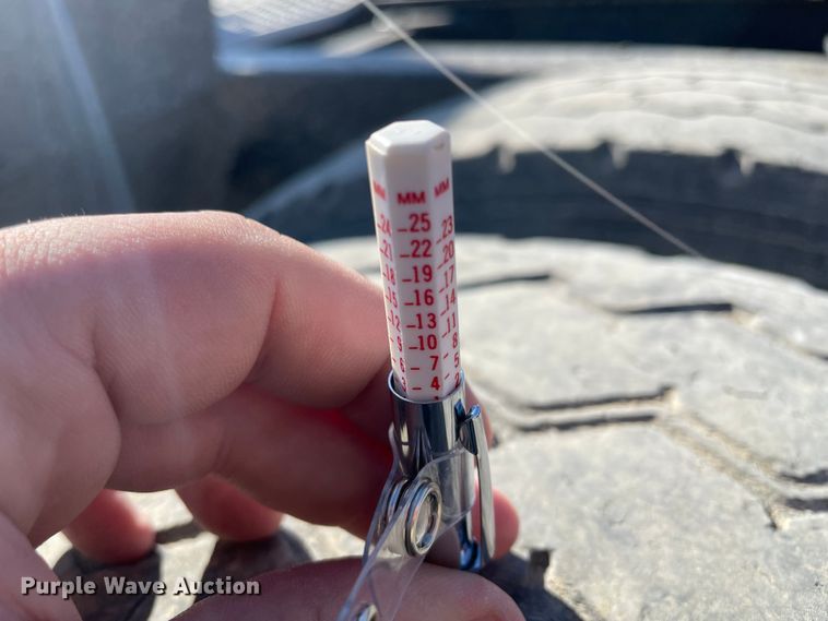 image for item HX9777 1994 Kenworth T600  semi truck