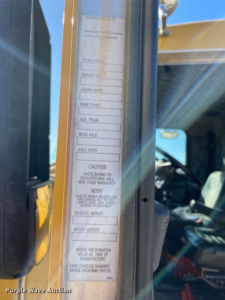 image for item HX9777 1994 Kenworth T600  semi truck