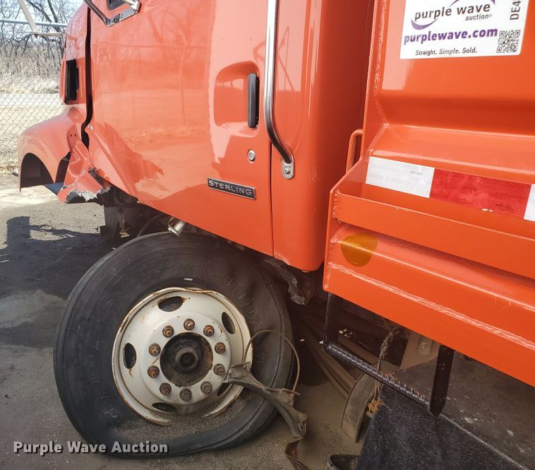 image for item DE4533 2005 Sterling LT7500  dump truck