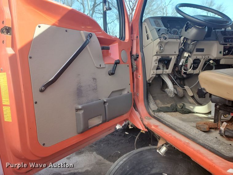 image for item DE4533 2005 Sterling LT7500  dump truck