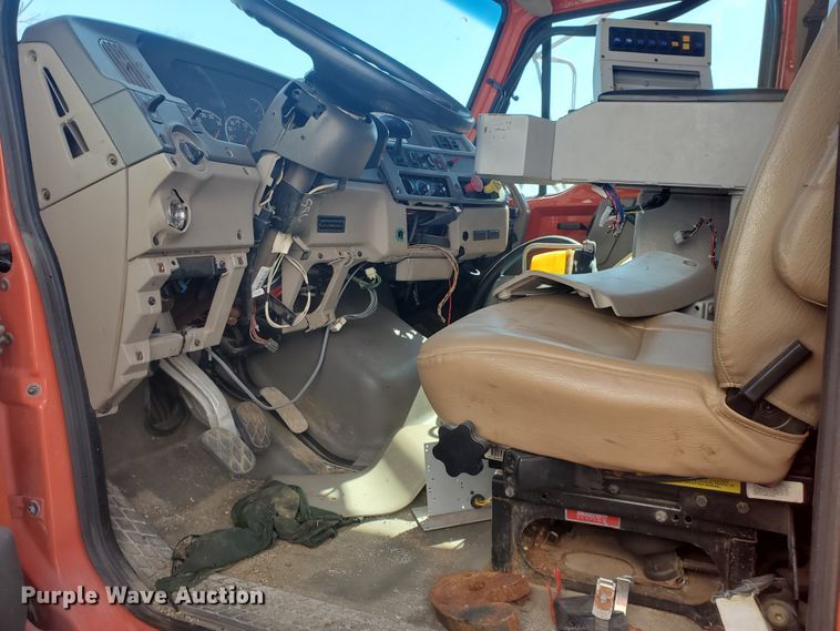 image for item DE4533 2005 Sterling LT7500  dump truck