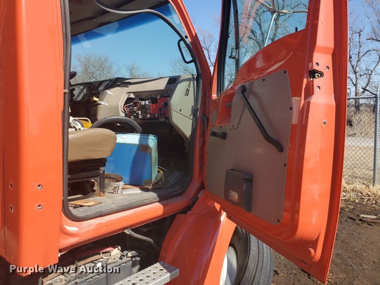 image for item DE4533 2005 Sterling LT7500  dump truck