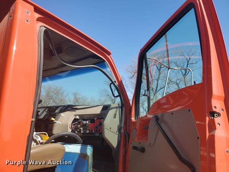 image for item DE4533 2005 Sterling LT7500  dump truck