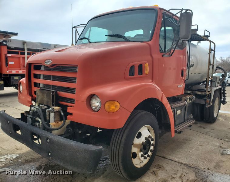 image for item DF4656 2000 Sterling L7501  oil distributor truck